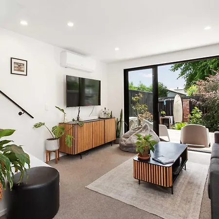 Stylish Rental Merivale - 2Br Home